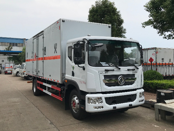 東風D9易燃液體廂式運輸車