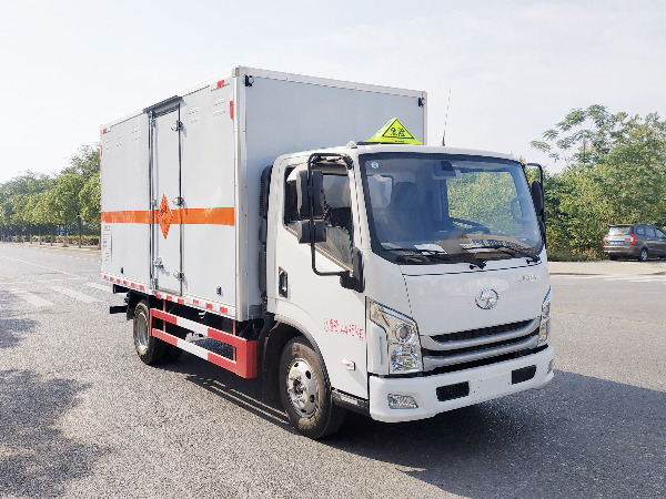 躍進(jìn)超越C300煙花爆竹運(yùn)輸車(chē)