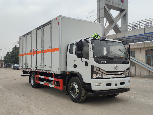 東風(fēng)多利卡D8爆破器材運(yùn)輸車(chē)