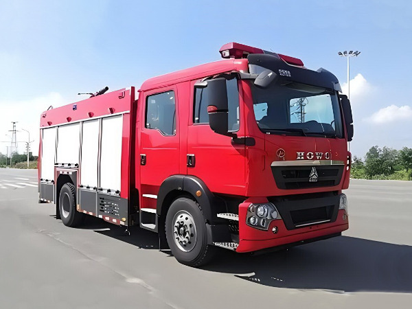 重汽豪沃6噸泡沫消防車