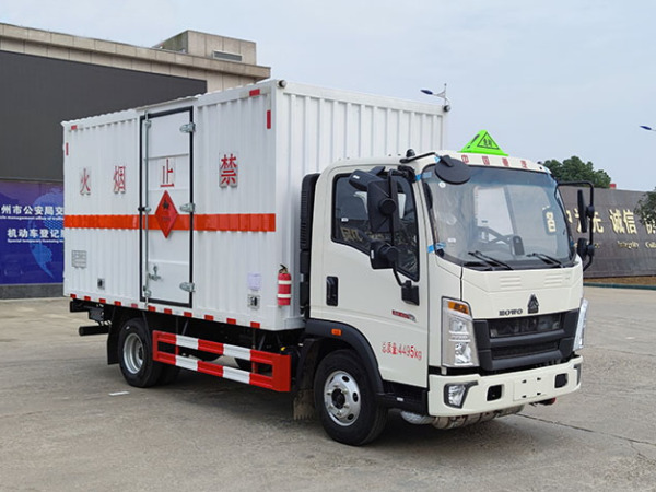 重汽豪沃易燃氣體廂式運輸車