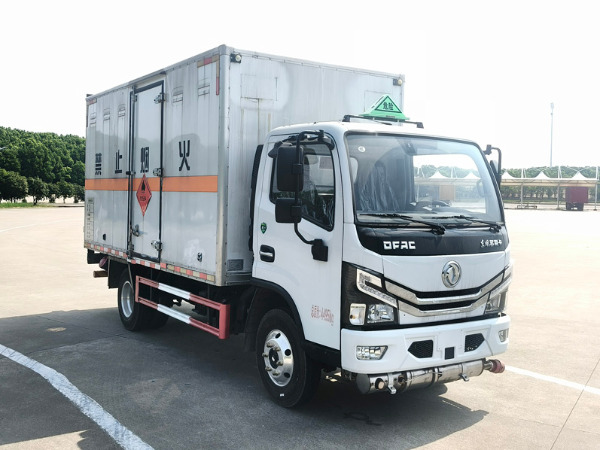 東風4米1易燃液體廂式運輸車
