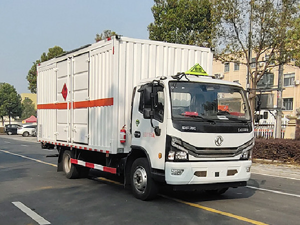 東風5米2易燃液體廂式運輸車