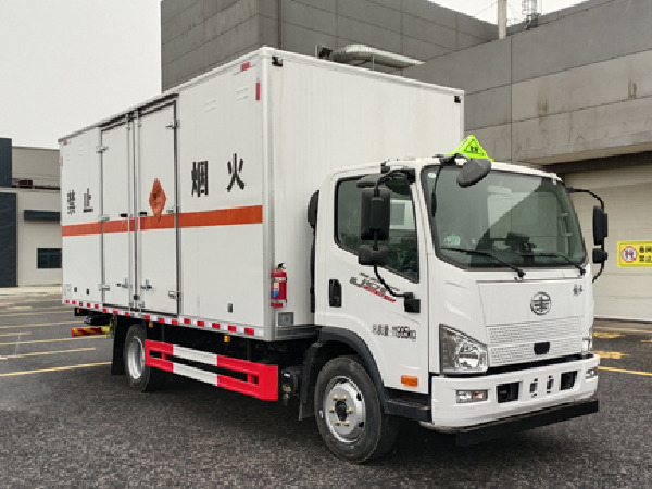 5米3危險(xiǎn)品廂式運(yùn)輸車(chē)