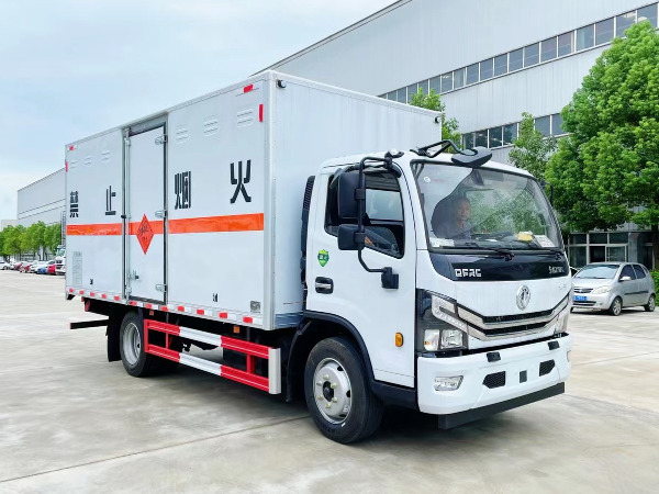 5米1危險(xiǎn)品廂式運(yùn)輸車(chē)