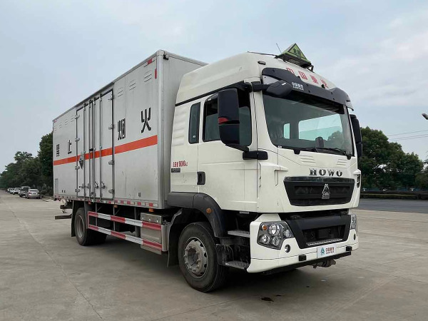 重汽豪沃腐蝕性物品廂式運輸車