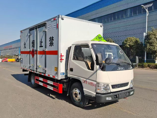 江鈴4米2危險(xiǎn)品廂式運(yùn)輸車(chē)