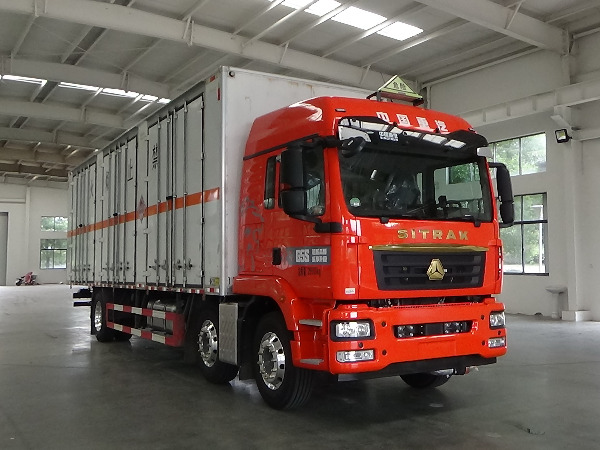重汽三軸易燃固體廂式運輸車