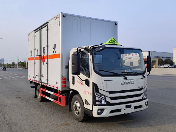 江鈴5噸易燃液體廂式運輸車