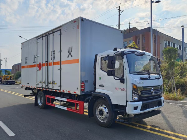 東風凱普特易燃液體廂式運輸車
