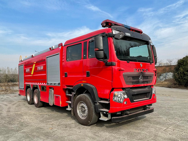 重汽豪沃12噸泡沫消防車